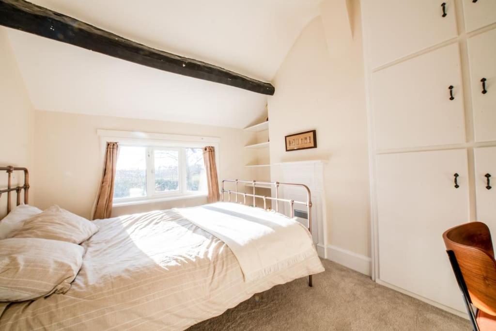 Charming Cottage Getaway In Altrincham Exteriör bild