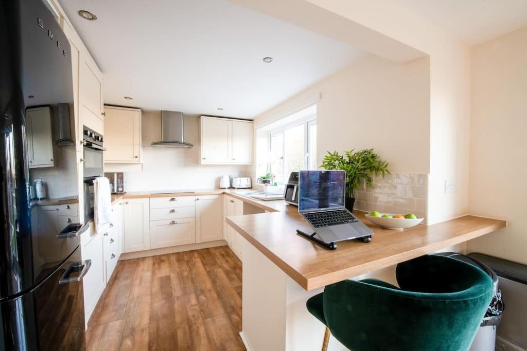 Charming Cottage Getaway In Altrincham Exteriör bild