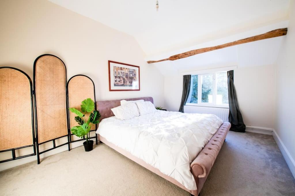 Charming Cottage Getaway In Altrincham Exteriör bild