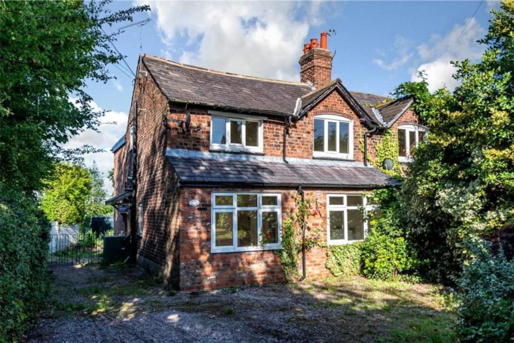 Charming Cottage Getaway In Altrincham Exteriör bild