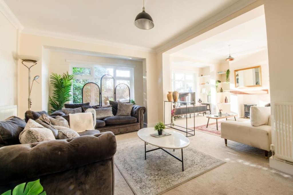 Charming Cottage Getaway In Altrincham Exteriör bild