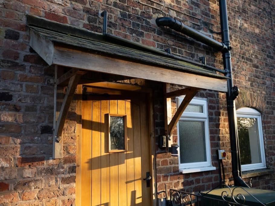 Charming Cottage Getaway In Altrincham Exteriör bild