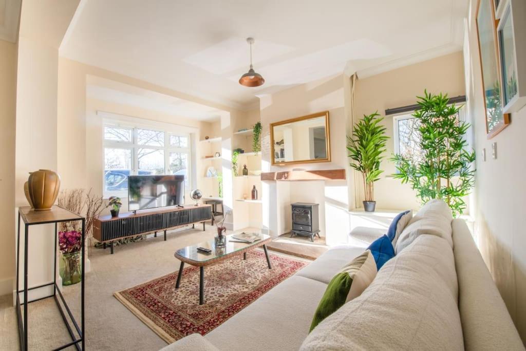 Charming Cottage Getaway In Altrincham Exteriör bild