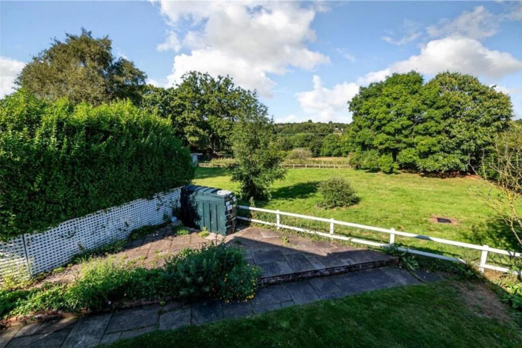Charming Cottage Getaway In Altrincham Exteriör bild